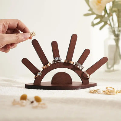Houten ringhouder stand creatieve sieraden display voor sieraden cadeaupakket inbegrepen