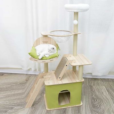 Meerdere verdiepingen kattenwoning met Sisal krabbelpalen en duurzame houten constructie