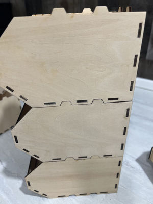 Houten opslagbakken met een modern ontwerp en opslag voor kantoorbenodigdheden