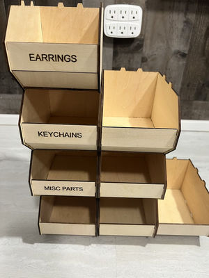 Houten opslagbakken met een modern ontwerp en opslag voor kantoorbenodigdheden