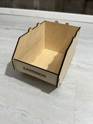 Houten opslagbakken met een modern ontwerp en opslag voor kantoorbenodigdheden