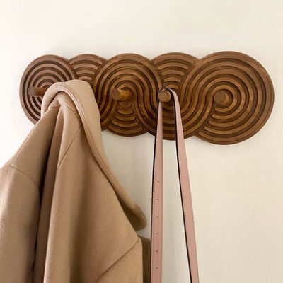 Handgemaakte Mid Century Modern Walnut Coat Rack voor jassen Hoeden en tassen in de woonkamer