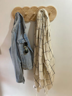 Handgemaakte Mid Century Modern Walnut Coat Rack voor jassen Hoeden en tassen in de woonkamer