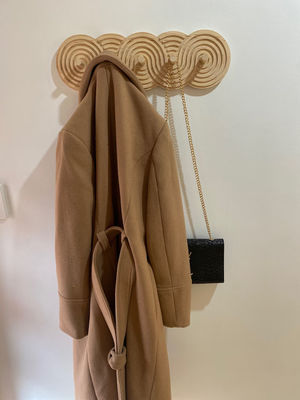 Handgemaakte Mid Century Modern Walnut Coat Rack voor jassen Hoeden en tassen in de woonkamer