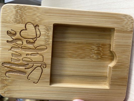 Houten op maat gepersonaliseerde bamboe plakkaarthouder voor kantoor