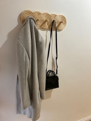 Handgemaakte Mid Century Modern Walnut Coat Rack voor jassen Hoeden en tassen in de woonkamer