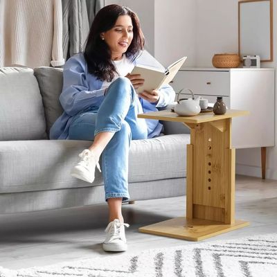 Verstelbare rechthoekige bamboe C-vormige zijtafel voor houten salontafel achter de bank