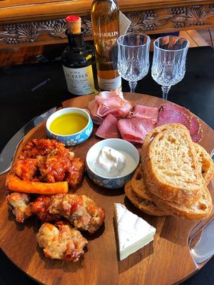 Aangepaste logo Acceptabele ronde groef Acacia snijplank met mes en spreider