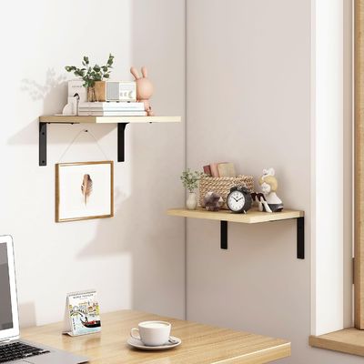 Houten drijvende planken voor moderne wanddisplay in stijlvolle woonkamer