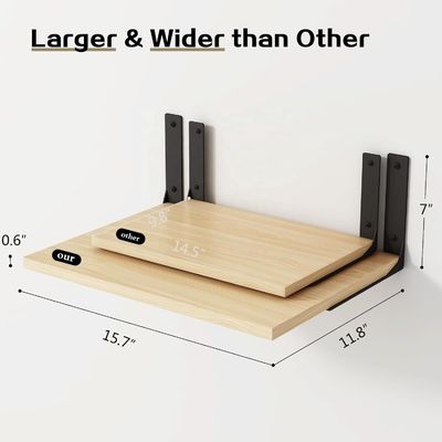 Houten drijvende planken voor moderne wanddisplay in stijlvolle woonkamer