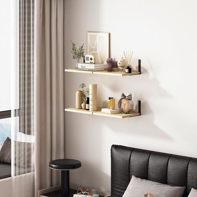 Houten drijvende planken voor moderne wanddisplay in stijlvolle woonkamer