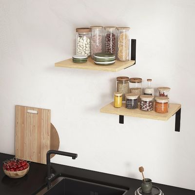 Houten drijvende planken voor moderne wanddisplay in stijlvolle woonkamer