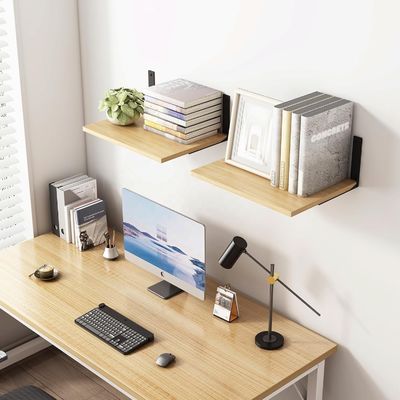 Houten drijvende planken voor moderne wanddisplay in stijlvolle woonkamer