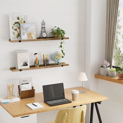 Muurgebouwde multifunctionele houten plank met metalen beugel