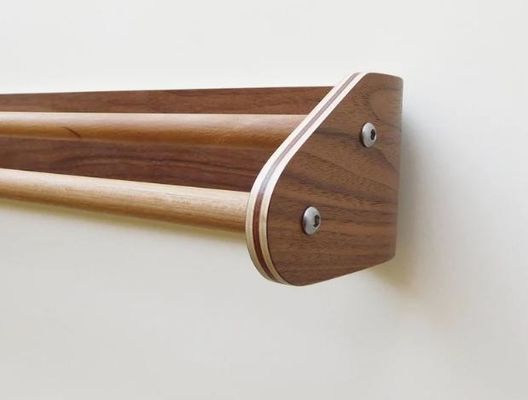 Op maat gemaakte houten dubbele handdoekbalk Wandmontage baddoekrek voor het vasthouden van keukenapparatuur