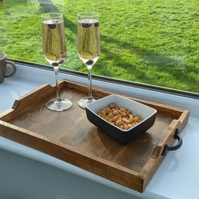 Op maat gegraveerde houten servietbak Rustieke stijl voor koffietafel display en bekkenhouder