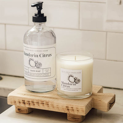 Kleine houten bak voetstuk staan voor decoratieve houten stijger in de keuken zeep schotel houder