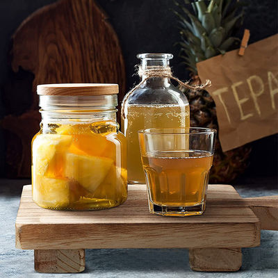 Kleine houten bak voetstuk staan voor decoratieve houten stijger in de keuken zeep schotel houder