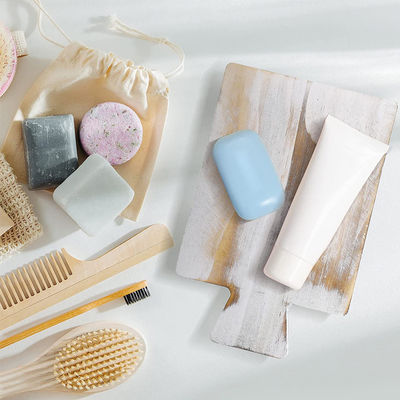 Kleine houten bak voetstuk staan voor decoratieve houten stijger in de keuken zeep schotel houder