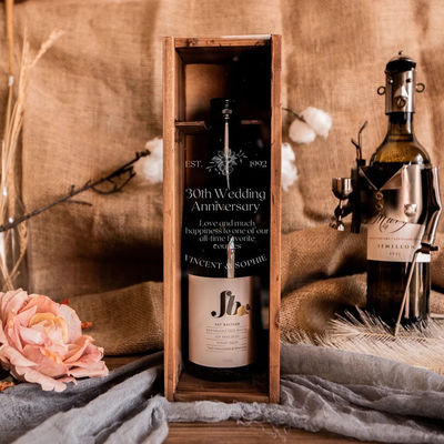 Gepersonaliseerd verwelkomingscadeau gegraveerd helder acryl deksel rustieke dennenhout wijndoos