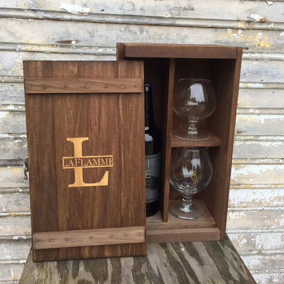 Gepersonaliseerd logo houten cadeaubon voor gepersonaliseerde wijn of whisky fles en glaswerk