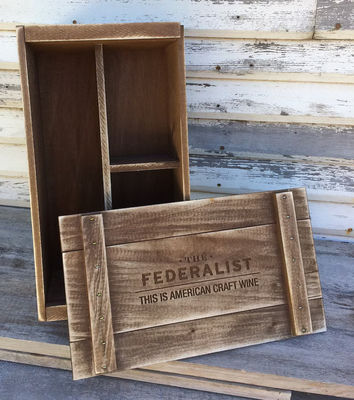 Gepersonaliseerd logo houten cadeaubon voor gepersonaliseerde wijn of whisky fles en glaswerk