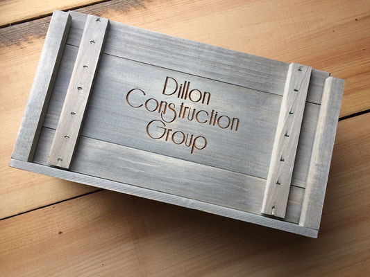 Gepersonaliseerd logo houten cadeaubon voor gepersonaliseerde wijn of whisky fles en glaswerk