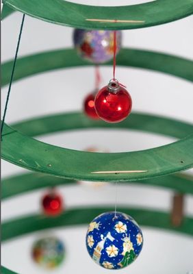 Creëer een feestelijke sfeer met onze houten Alberello kerstboom aangepaste logo