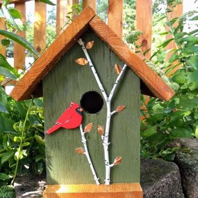 Handgeschilderde kardinaal en berk bomen hout vogelhuis voor vogelbeschermers