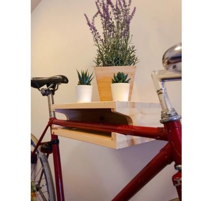 Houten fietswandhanger met aangepast logo fietshouder stand en plank