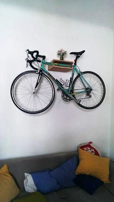 Houten fietswandhanger met aangepast logo fietshouder stand en plank
