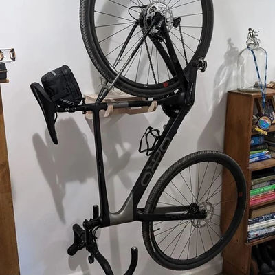 Woonkamer Houten fiets wandmontage met plank Multifunctioneel en slim opslagontwerp