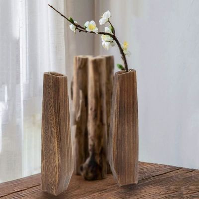 Inwendige versieringen Houten vaas met handgemaakt ontwerp en zuiver gekleurde glazen houder