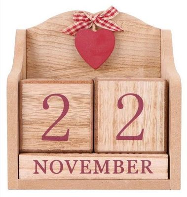 Houten adventskalender tafelspelletje met rustiek huis en Europese esthetiek