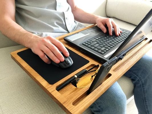 Draagbare houten computerbak Niet-opvouwbare eikenstand met muispad en werkstation