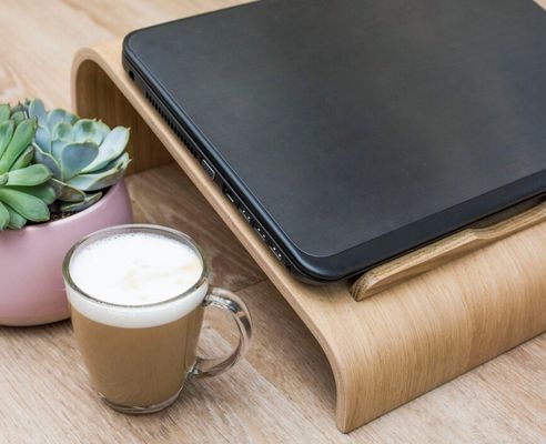 Functionele houten laptopstaand Ruimtebesparend Koeling Ventilatie Computer Desk Lifter