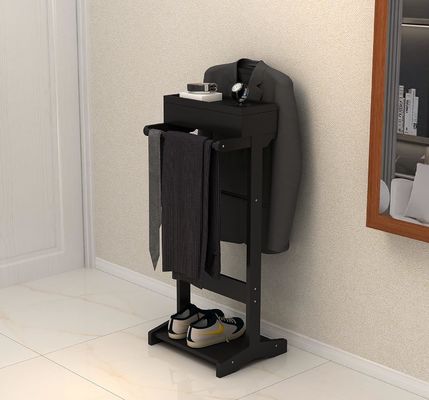 Gepersonaliseerd logo Houten kledingrek met planken en valet stand