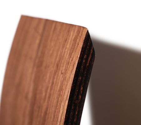 Functioneel ontwerp Houten handdoekenplank met aangepast logo en multifunctioneel ontwerp