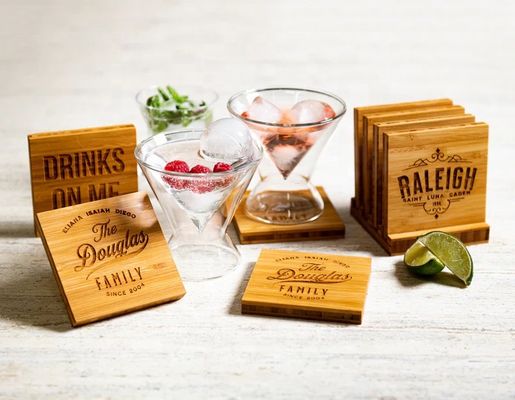 Achternaam-coasters met optionele houder gemaakt van bamboe, beek, walnoot, eik, MDF of dennen
