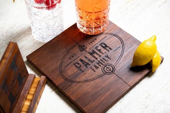 Achternaam-coasters met optionele houder gemaakt van bamboe, beek, walnoot, eik, MDF of dennen