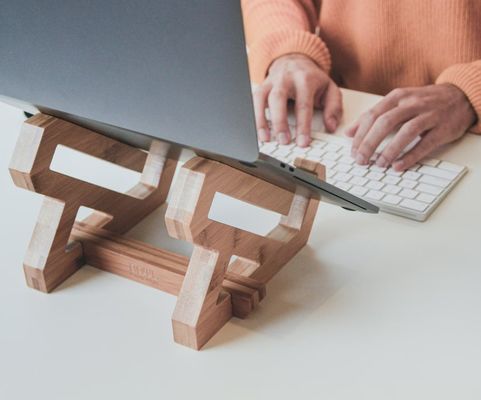 Verstelbare bamboe laptoptrack voor notebooks en laptops in een handig ontwerp