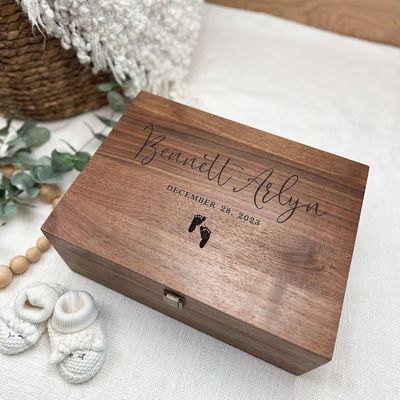 Houten doosje voor herinneringen voor baby's handgemaakte walnoot gepersonaliseerd cadeau voor de herinneringen van baby's