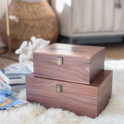 Houten doosje voor herinneringen voor baby's handgemaakte walnoot gepersonaliseerd cadeau voor de herinneringen van baby's