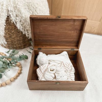 Houten doosje voor herinneringen voor baby's handgemaakte walnoot gepersonaliseerd cadeau voor de herinneringen van baby's