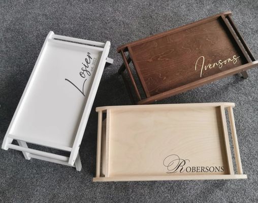 Vierkant ontbijt in bedde met opvouwbare benen bespaart ruimte en geniet van gepersonaliseerde snacks