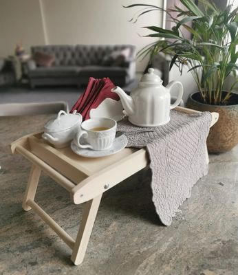 Vierkant ontbijt in bedde met opvouwbare benen bespaart ruimte en geniet van gepersonaliseerde snacks