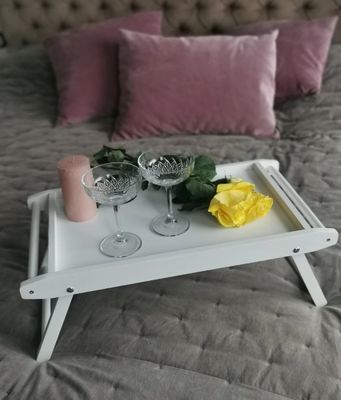 Vierkant ontbijt in bedde met opvouwbare benen bespaart ruimte en geniet van gepersonaliseerde snacks