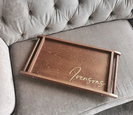 Vierkant ontbijt in bedde met opvouwbare benen bespaart ruimte en geniet van gepersonaliseerde snacks