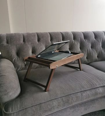 Vierkant ontbijt in bedde met opvouwbare benen bespaart ruimte en geniet van gepersonaliseerde snacks