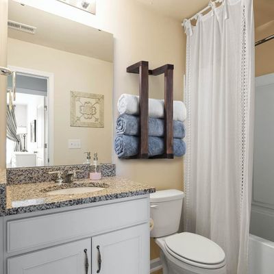 Decoratieve doornen wand gemonteerde houten handdoekenrek voor badkamer gewalste handdoeken organisator